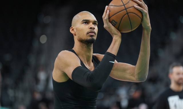 开云下载-文班是历史上达成赛季场均20+10上场时间最少的 仅28.6分钟